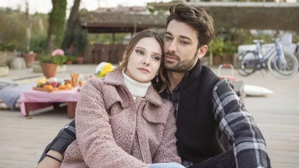 Imagem de: 'Hold My Hand': Azra e Cenk vencem todas as provações com o poder do amor