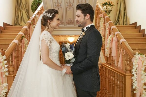 Imagem de: Eis o final da 1.ª Temporada de Hold My Hand: Cenk e Azra ficam juntos