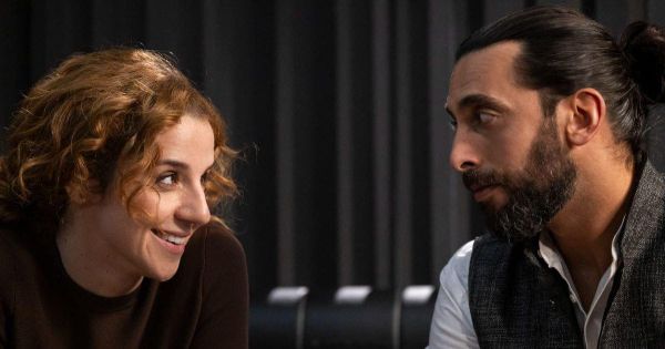 Imagem de: Margarida declara-se a Sanjay e beija-o em A Protegida