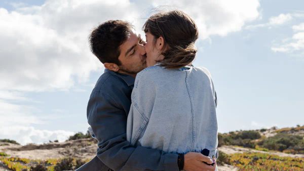 Image of: 'A Promessa'. Laura e Tomás beijam-se