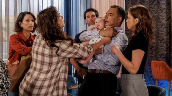 Imagem de: 'Senhora do Mar'. Alex reecontra Joana e provoca-a: "A bebé é minha filha e eu falo como eu quiser!"