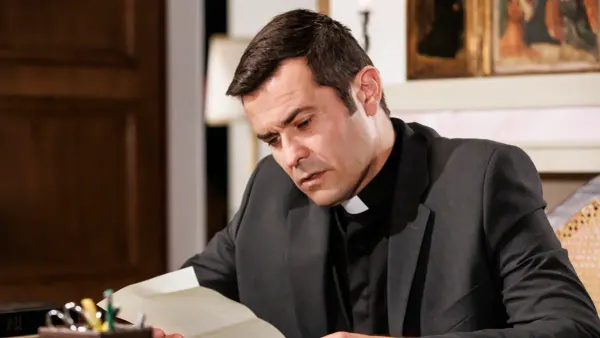 Imagem de: ‘Senhora do Mar’: padre Pinheiro renuncia ao clero por amor a Joana