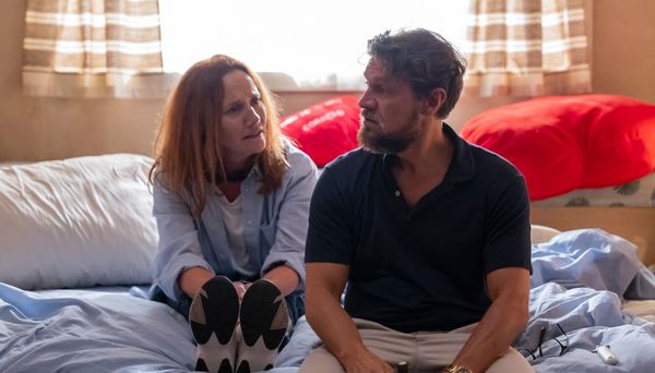 Image of: 'Terra Forte': Marcus muda de plano, seduz Vivi e esquece Glória