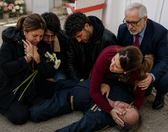 Imagem de: Tragédia em 'Amor à Prova': Domingos morre após ataque de vizinhos e deixa família destroçada!