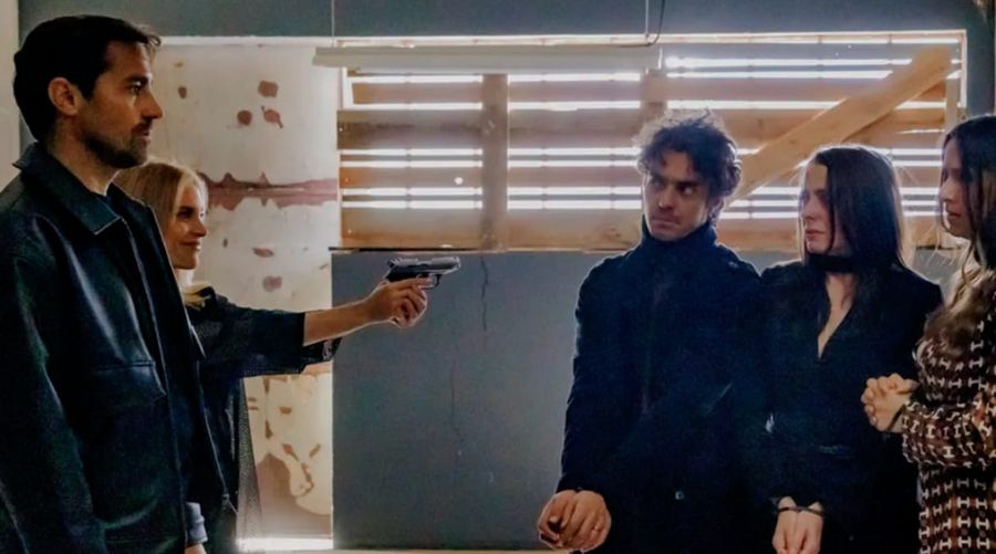 Reféns ameaçados por Amanda e Vicente em armazém na novela A Herança da SIC