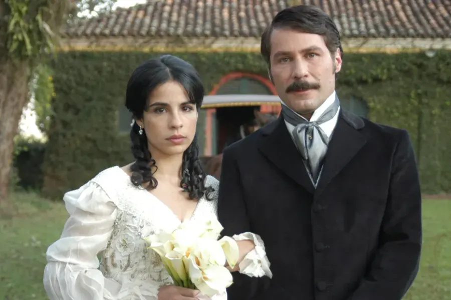 Esta semana: Leôncio empurra Tomásia das escadas, ela perde o bebé e invade o casamento em 'Escrava Isaura'