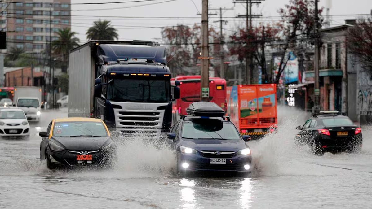 Lluvias intensas, viento y nieve: el sistema frontal que tiene en vilo a gran parte de Chile