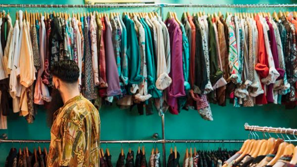 El mercado de ropa de segunda mano está en auge en Chile. ¿Cuales son las causas?