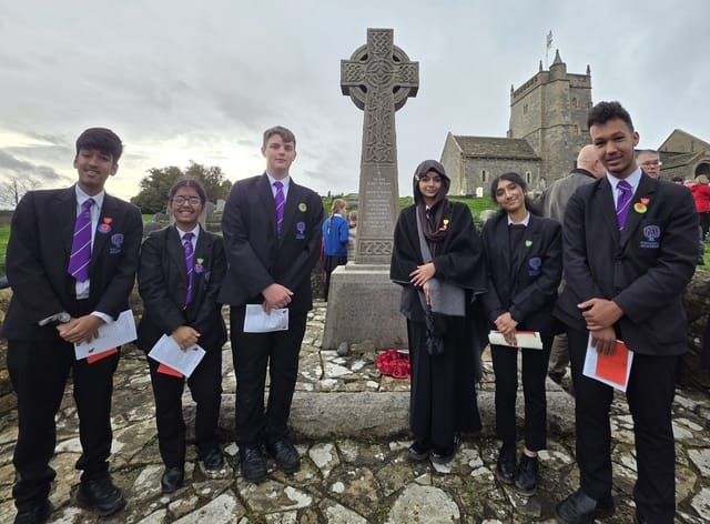 Students Mark Remembrance Day at War Memorial