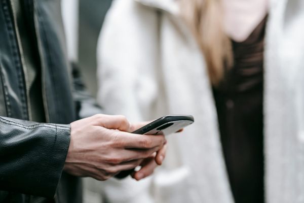 Texting with a Stranger Beats a Chatbot at Easing Loneliness
