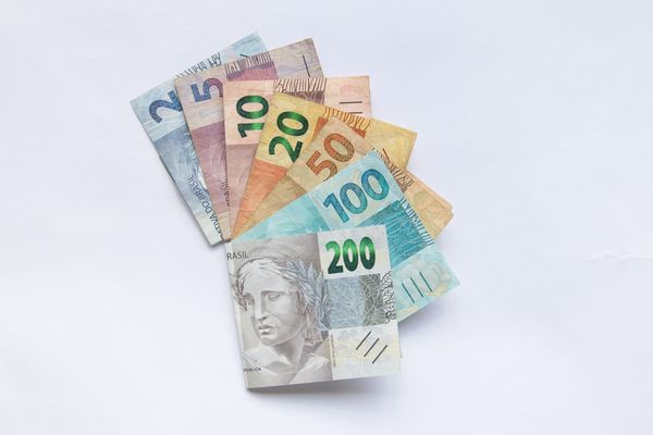 Stranger Spends 12 Days Tracking Down Brazilian Man Who Lost His Salary