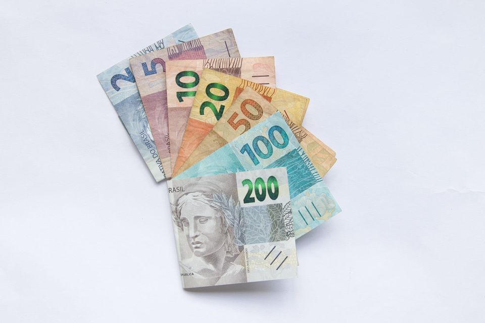 Stranger Spends 12 Days Tracking Down Brazilian Man Who Lost His Salary