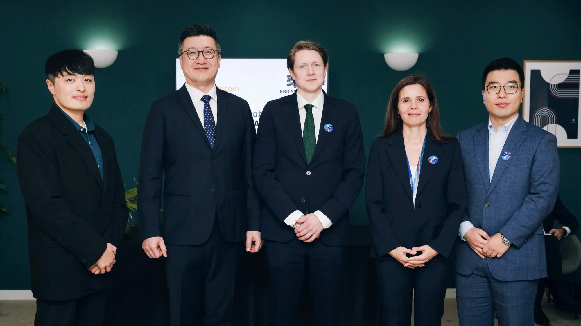 SK텔레콤 류탁기 네트워크기술담당과 에릭슨 마르텐 레너 네트워크 전략 총괄, 시벨 톰바즈 에릭슨 코리아 CEO 등 양사 관계자 5명이 2026년 3월 19일 AI-RAN·6G 기술 협력 MoU 체결 후 기념 촬영하는 모습