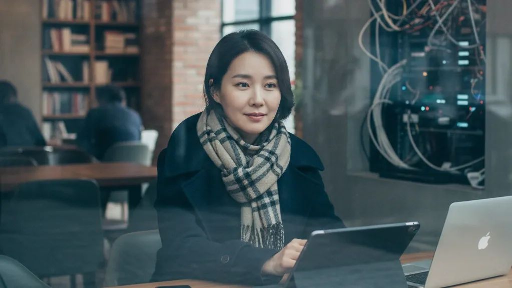 아이패드와 맥북을 앞에 두고 AI 워싱에 대해 생각하는 30대 한국 여성 