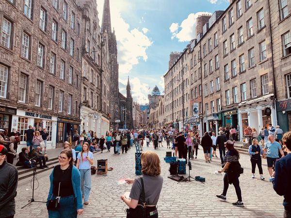 The Royal Mile, Edinbugrh with crowds of tourists. 