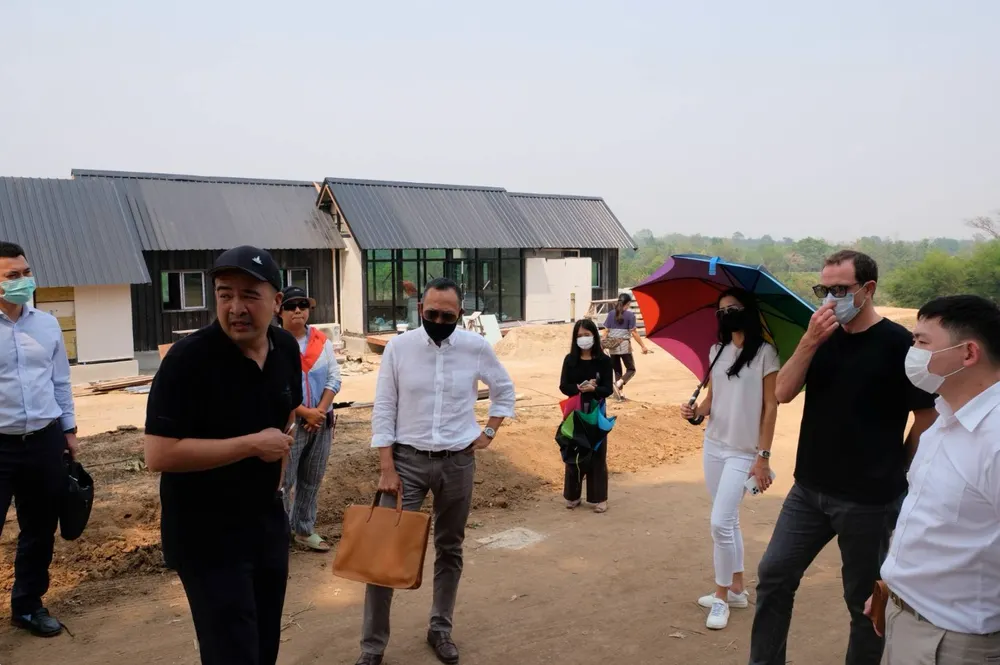 แค่ผู้ปกครองที่โรงเรียน – ภาพถ่ายหลักฐานที่หักล้างคำปฏิเสธของวรภัค