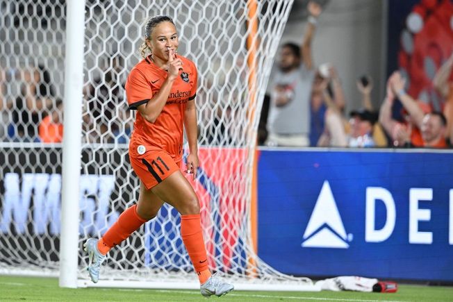 Ebony Salmon is proving people wrong and taking the Houston Dash to new heights