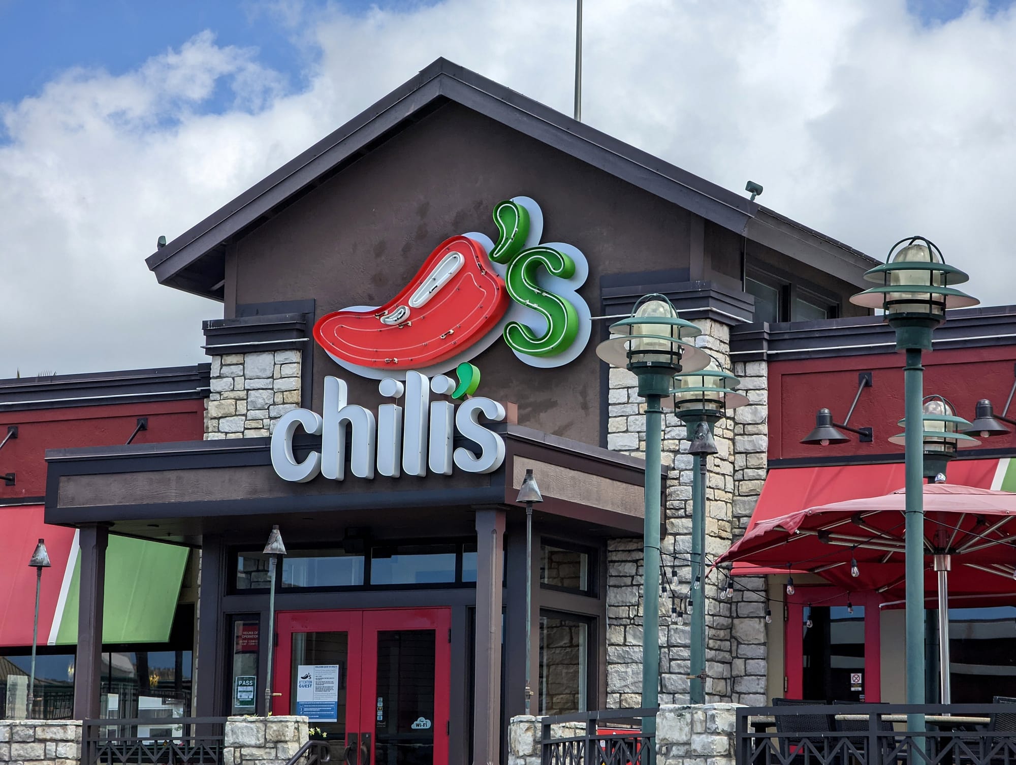 Front entrance of a Chili’s restaurant building