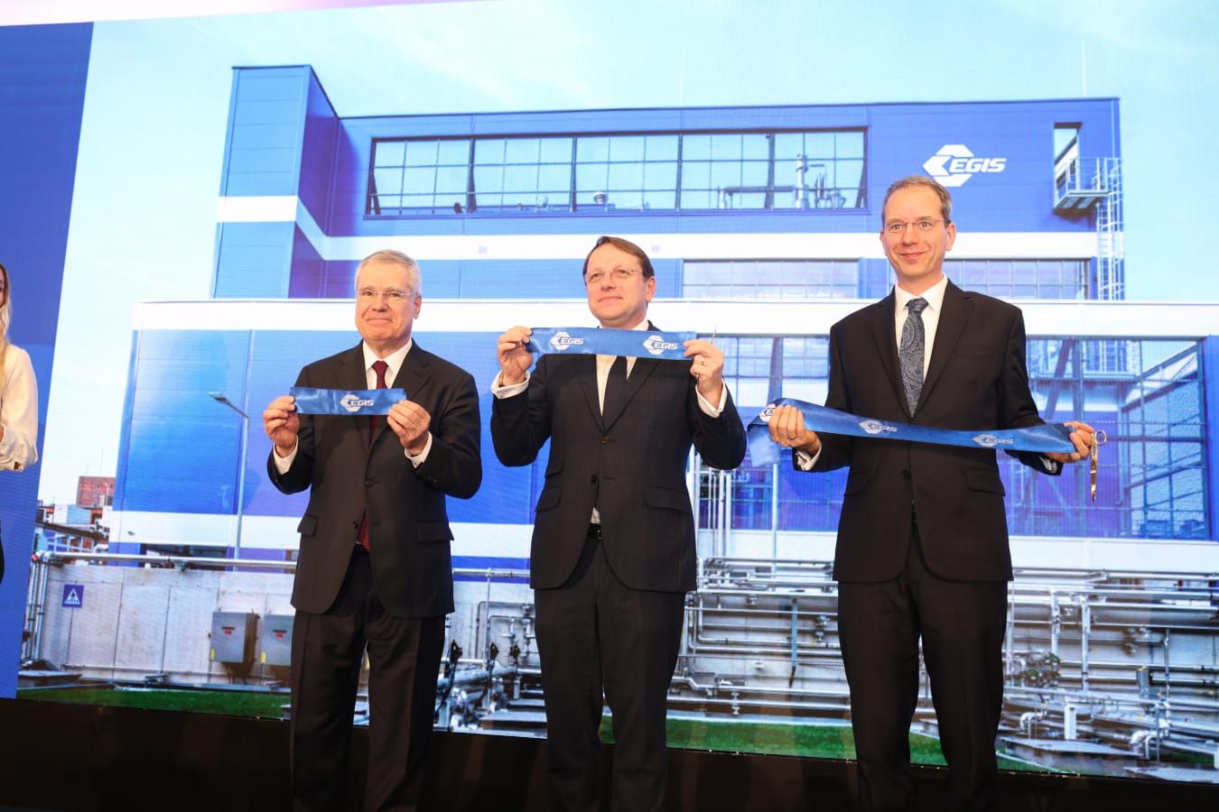 Várhelyi not ‘deaf or blind’ to pharma's concerns over Wastewater Directive