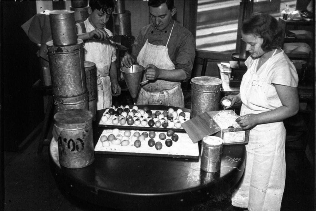 La fabrication des oeufs de Pâques en France