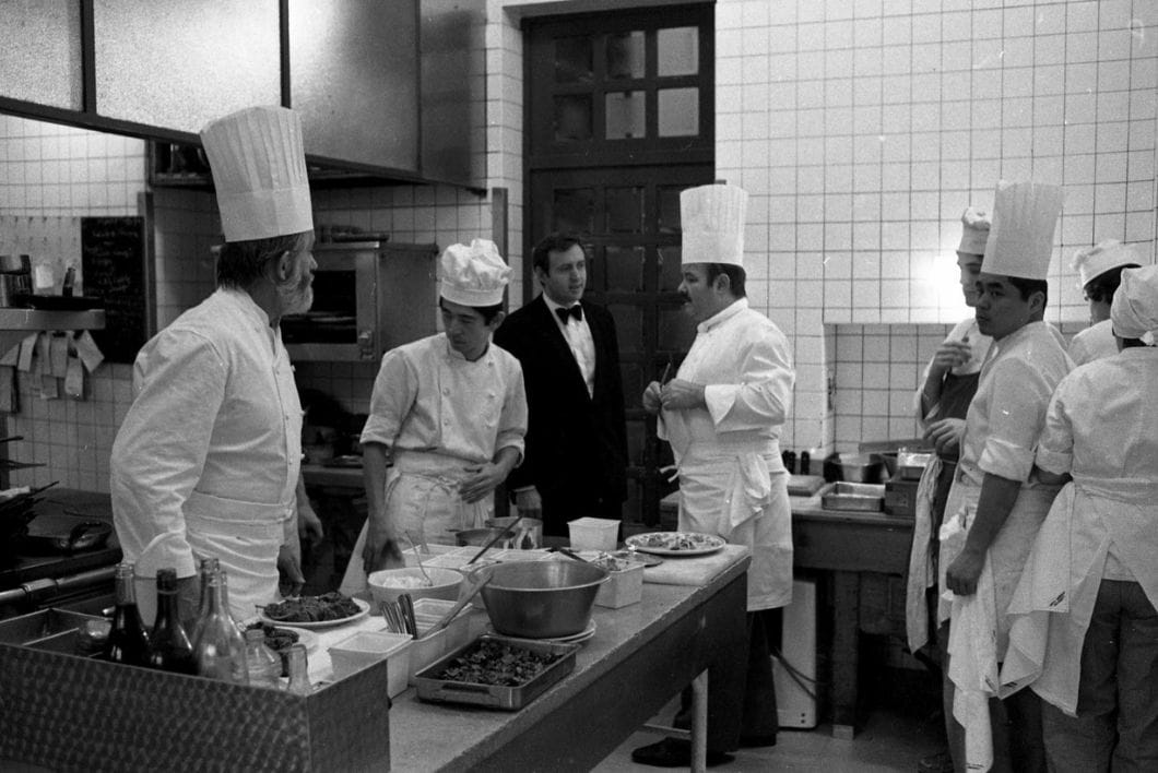 Jean et Pierre Troisgros et leur équipe dans leur restaurant de Roanne en novembre 1975