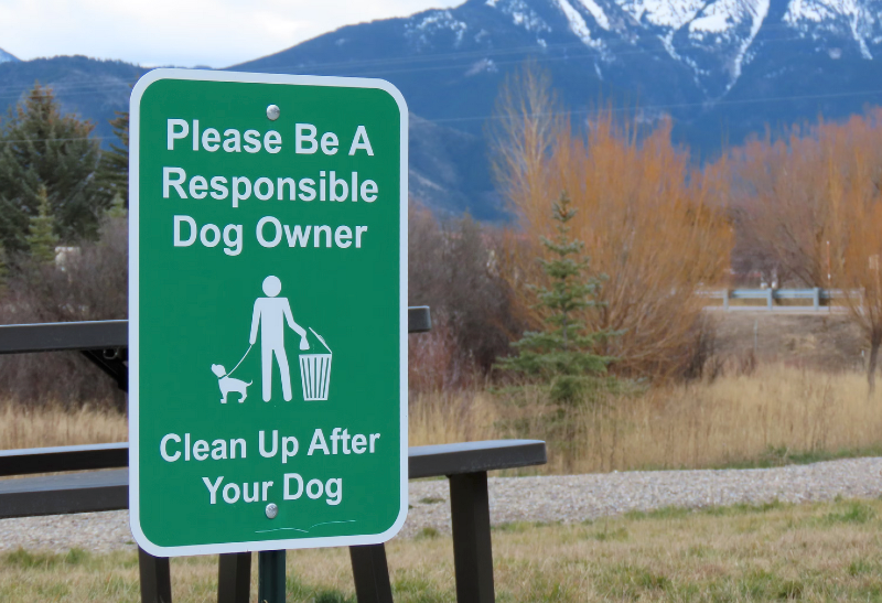 Sign reminding hikers to be responsible dog owners and clean up after their dogs