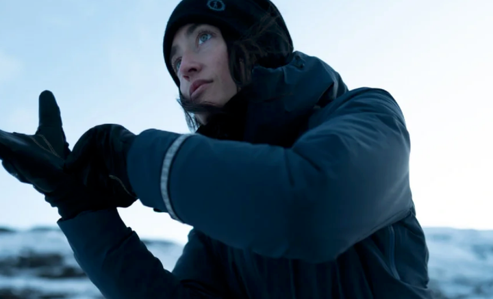 an adventurer wear the paka apu parka 2.0 on a cold morning