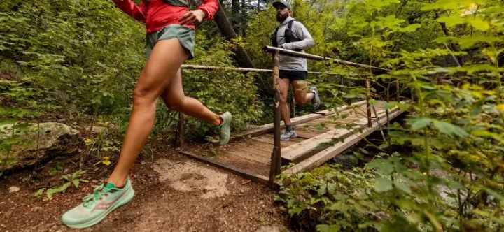 Trail runner drinking Tailwind Nutrition Endurance Fuel during the 2025 Black Friday Sale, offering 25% off sitewide including High Carb Fuel and Rapid Hydration products.