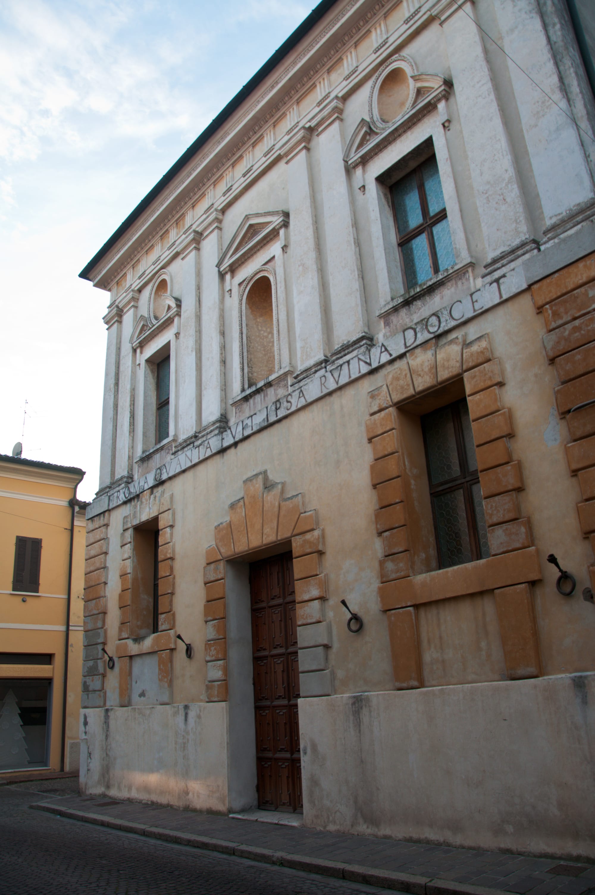 Façade of the Teatro all'Antica in Sabbioneta, with rusticated windows and the Latin inscription Roma quanta fuit ipsa ruina docet