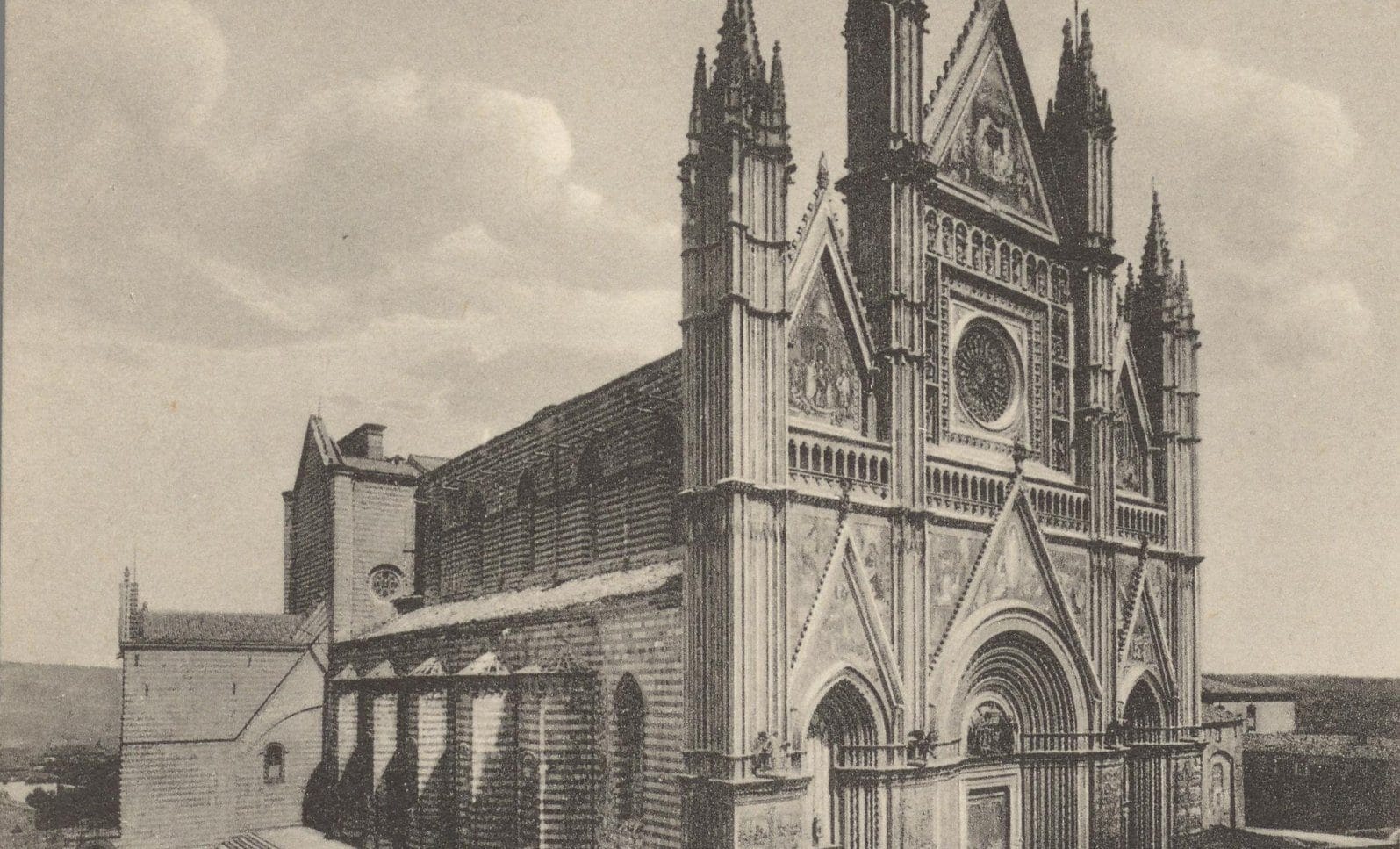 Early-twentieth-century postcard of Orvieto Cathedral seen from the side