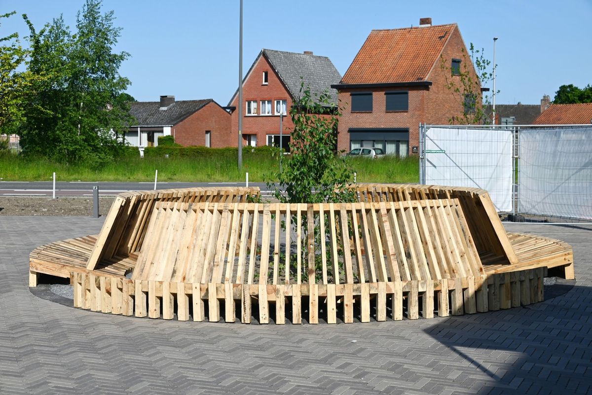 Inhuldiging kunst- en zitelement de Biehal