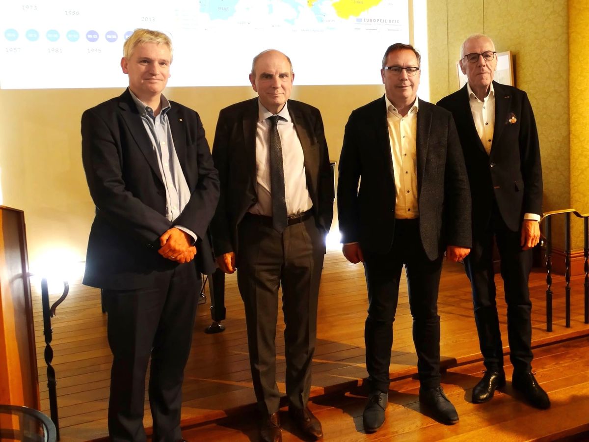 Druk bijgewoonde lezing door Koen Geens