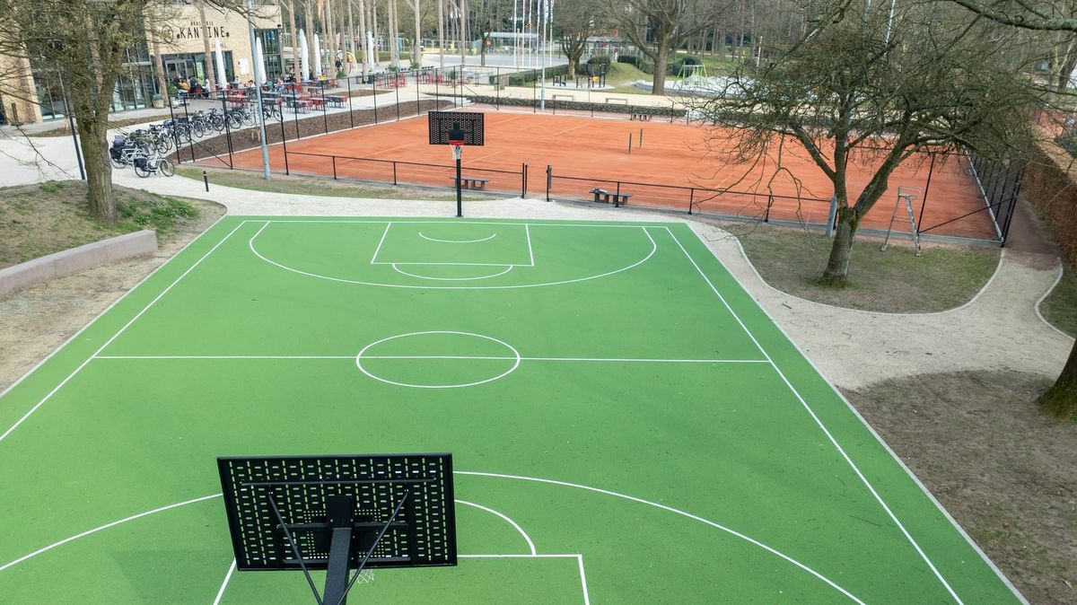 Het basketbalveldje aan speeltuin Dol-fijn is klaar! 🏀