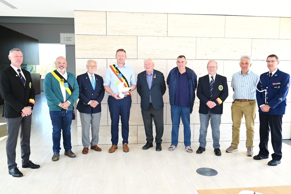 Vredesduif overhandigd aan burgemeester