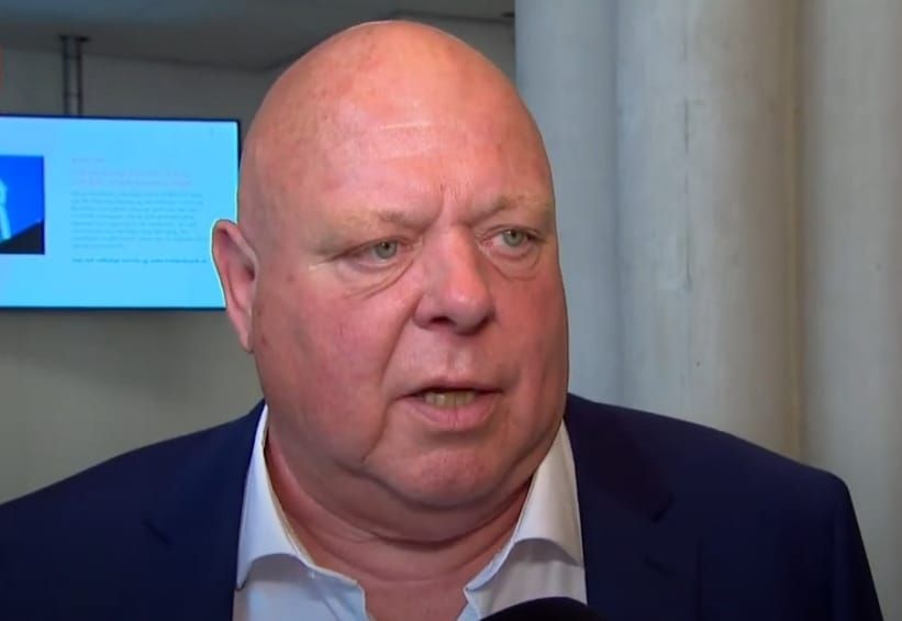 Donkere wolken boven imperium Peter Gillis...