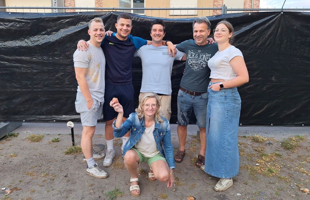 Eieren gooien op Kerkhoven kermis