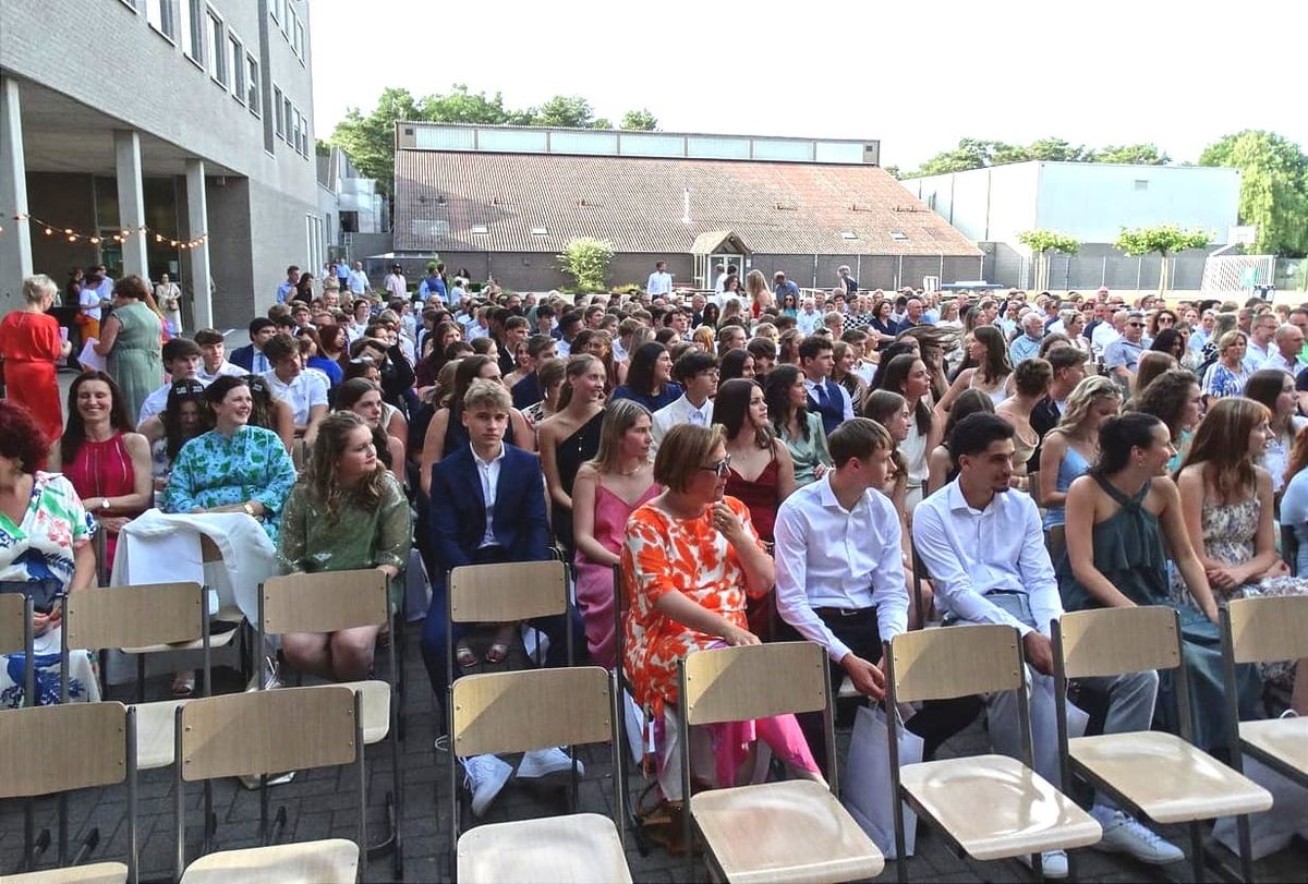 Netjes in het pak of jurk bij WICO voor de proclamatie