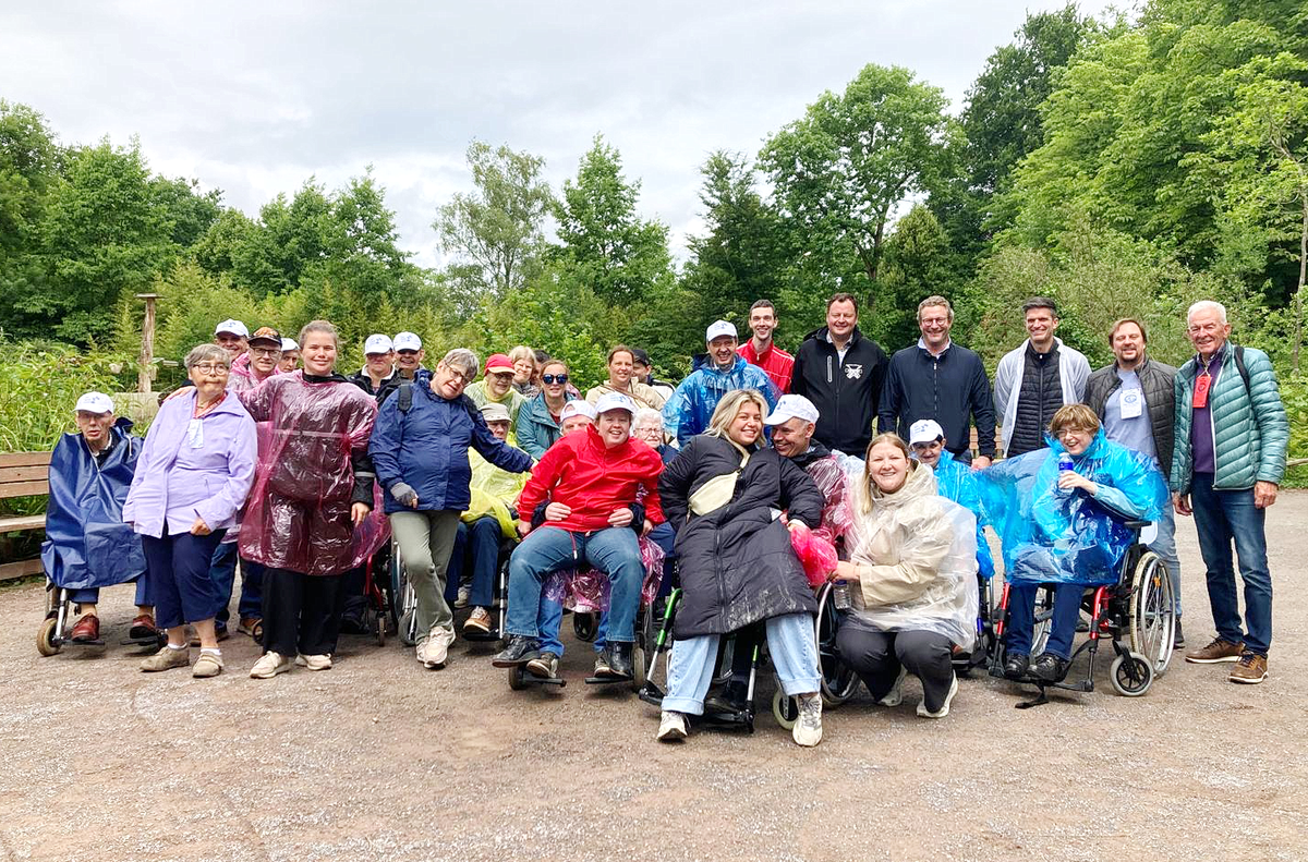 Bewoners Berkenhof met serviceclub Fifty-One naar de zoo