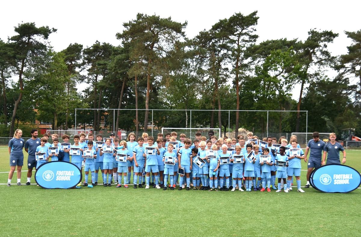 Voetbalkamp Manchester City lokt weer vele jonge voetballertjes