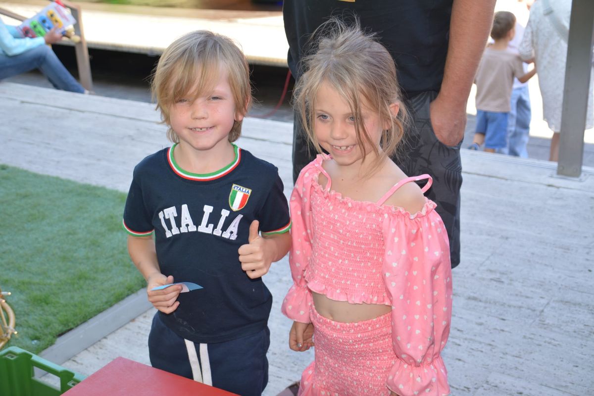 Grabbelton lokt lange rij kids