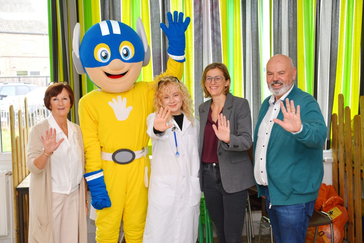 High-Five beloont kinderen die naar school stappen en trappen