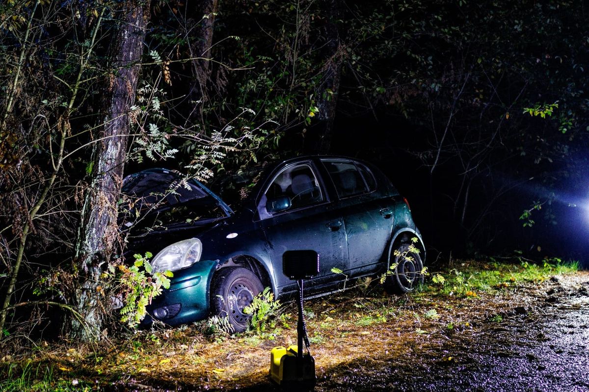 Wagen tegen boom op toeristische weg