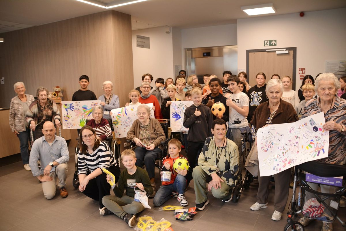 Kinderen van Eymardschool vieren “vriendschap” met bewoners van WZC de Bekelaar