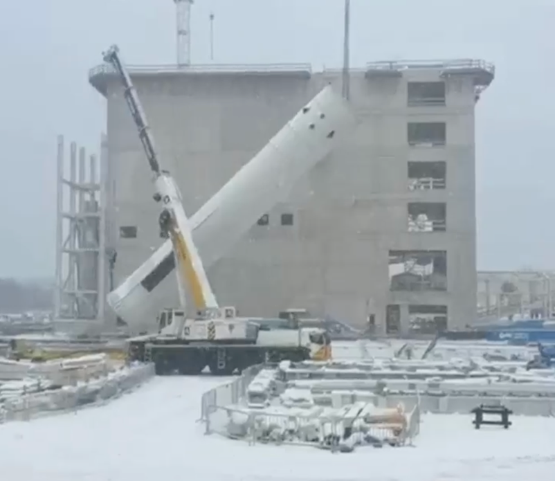 Eerste schoorsteen van glasoven in opbouw bij Ciner Glass in Lommel