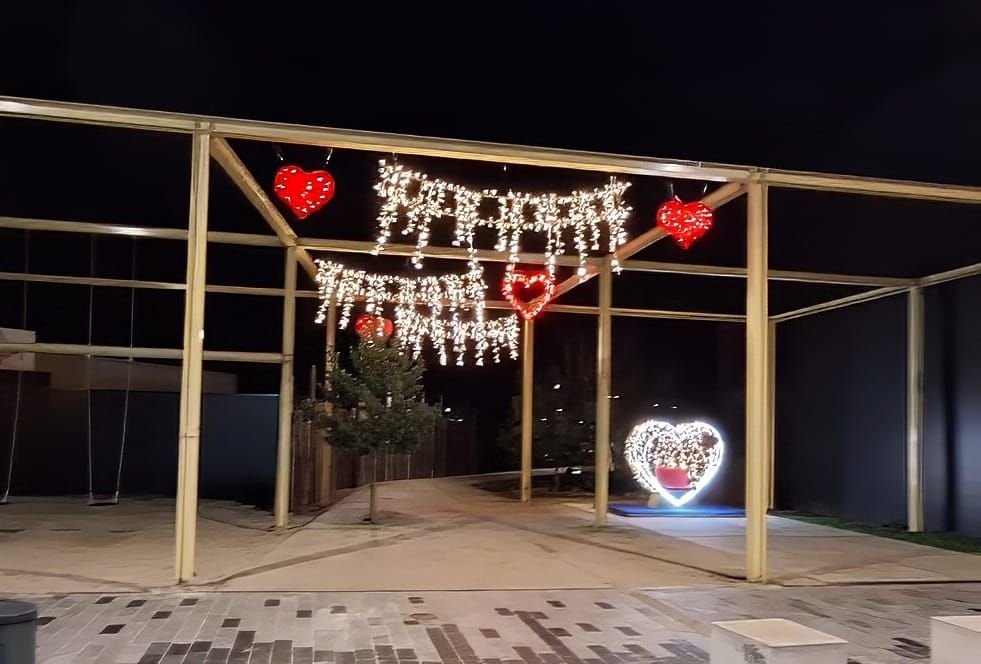 Valentijnversiering aangebracht