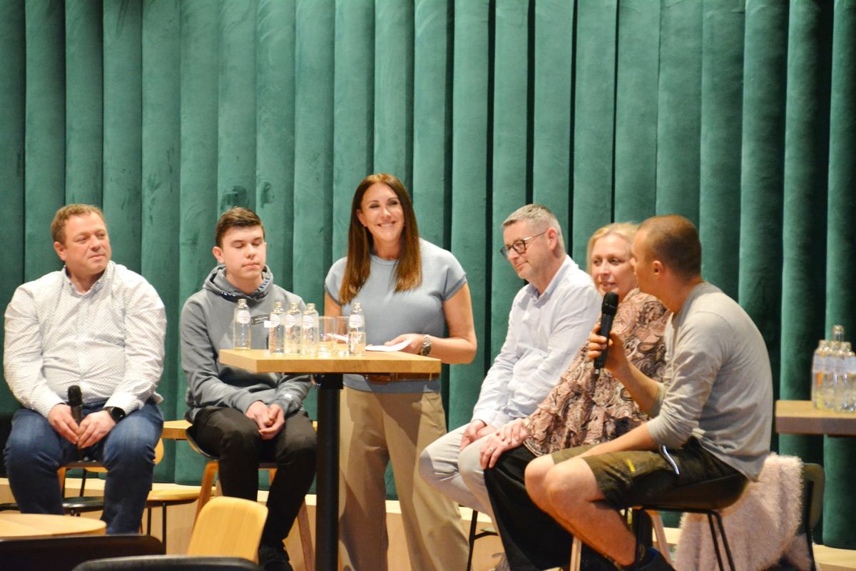 Bedrijfsevent met bedrijven en scholen