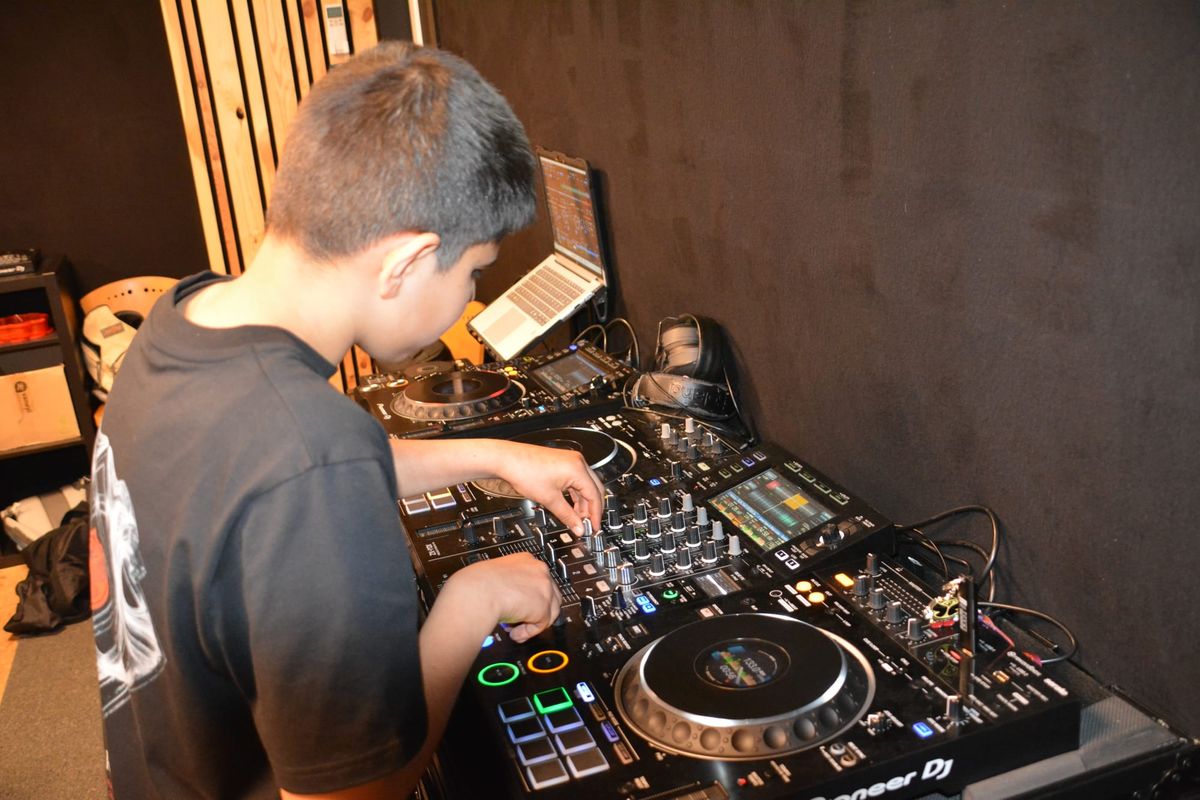 Zeven jongeren kruipen achter de draaitafels bij Davy's DJ School