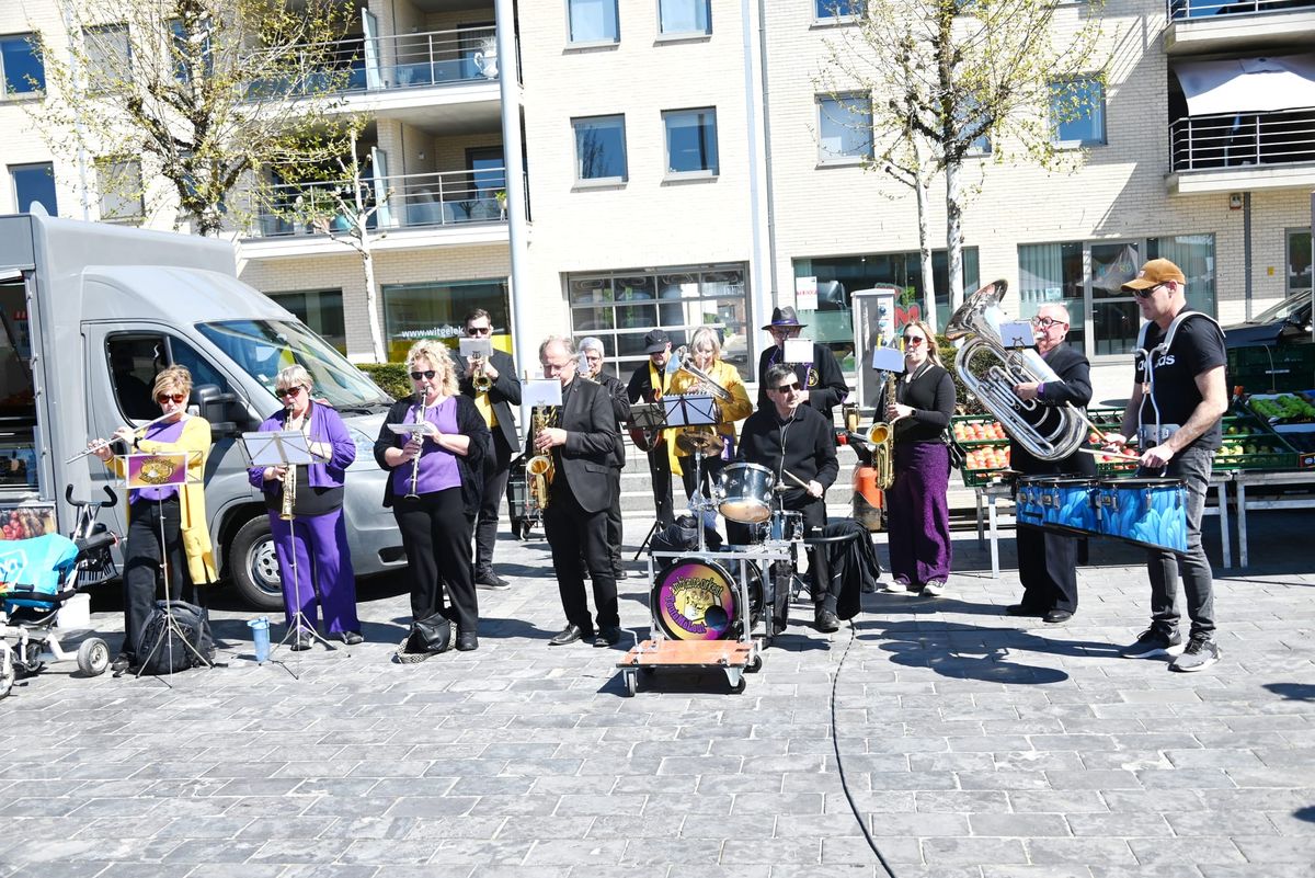 Teutemeleut brengt ambiance op woensdagmarkt
