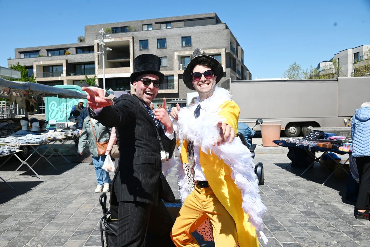'Red Carpet Boys' entertainen publiek op woensdagmarkt