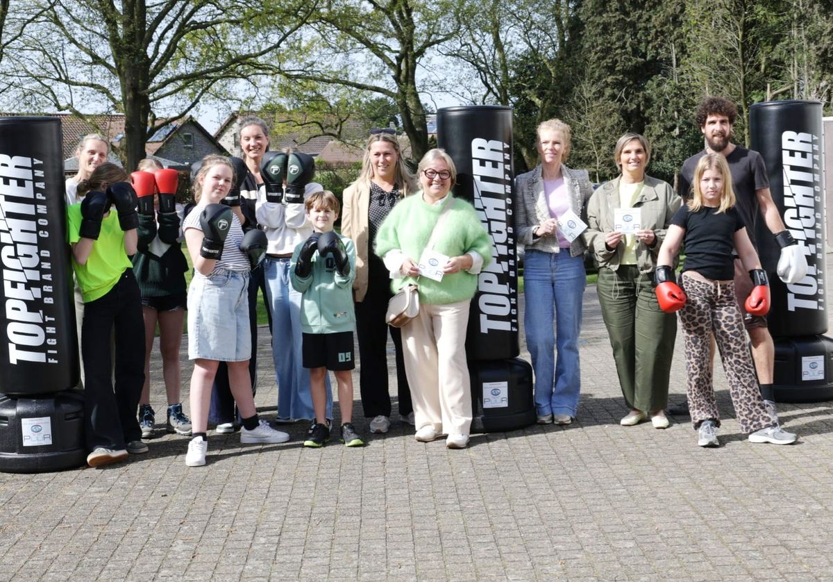 Fifty One PUUR schenkt boksballen en trampoline aan Younic vzw